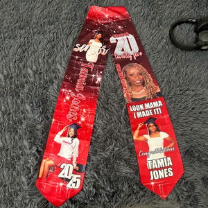 K&ouml;nnte beinhalten: Ein roter und schwarzer Abschluss-Schal mit einem Foto einer Absolventin und dem Text "Class of 2025", "Pike Road High School", "Tamia Jones", "Look Mama I Made It!" und "Congratulations Tamia Jones".
