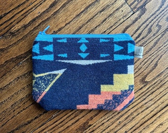 Petite pochette bleue en laine et toile cirée de style sud-ouest, pochette à fermeture éclair