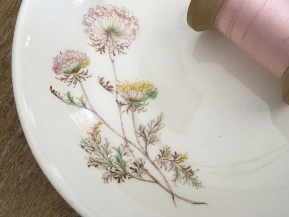 Sweet vintage porcelain flower trinket dish paste… - image 1