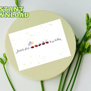Puede incluir: Una tarjeta de felicitación blanca con el texto "A little bit of luck for your birthday" y una ilustración de acuarela de mariquitas llevando globos. La tarjeta está sobre un plato verde claro con las palabras "INSTANT DOWNLOAD" en verde.