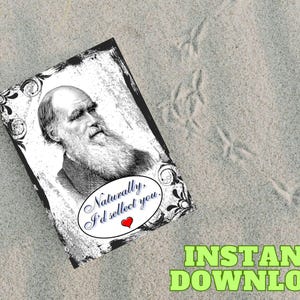 Może przedstawiać: Czarno-biała ilustracja Karola Darwina z długą brodą. Ilustracja znajduje się na kartce z tekstem "Naturalnie, wybrałbym ciebie." i czerwonym sercem.