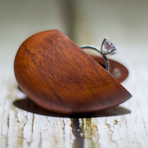 Houten ringdoos in de vorm van een hart voor verlovingen en cadeaus, geheime ringdoos voor Valentijnsdag van rood hout.