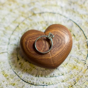 Handgemaakte ringendoos van hart: verlovingsvoorstel