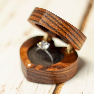 Het hartvormige handgemaakte verlovingsringdoosje, gemaakt van zebranohout
