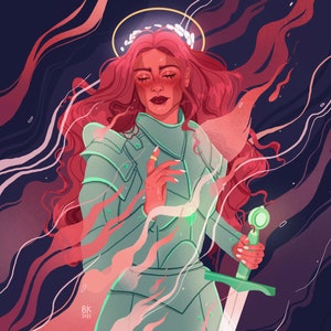 Op de afbeelding: Een vrouw met lang rood haar draagt een groen harnas en een gouden kroon. Ze houdt een zwaard in haar rechterhand en haar ogen zijn gesloten. De achtergrond is donkerblauw met roze en witte swirls.