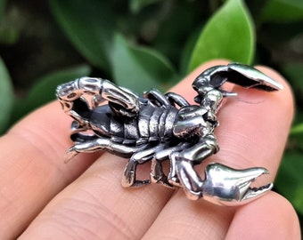 Colgante grande de escorpión en plata de ley 925, diseño exclusivo hecho a mano.