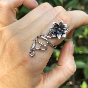 Anillo de flores en PLATA DE LEY 925, diseño floral exclusivo, anillo ajustable de nudillos largos.