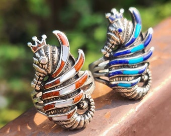 Anello Cavalluccio Marino in ARGENTO STERLING 925 Turchese Lapislazzuli Corallo Madreperla Cavalluccio Marino Simbolo Nautico Oceano Talismano Fatto a Mano Regalo in Argento