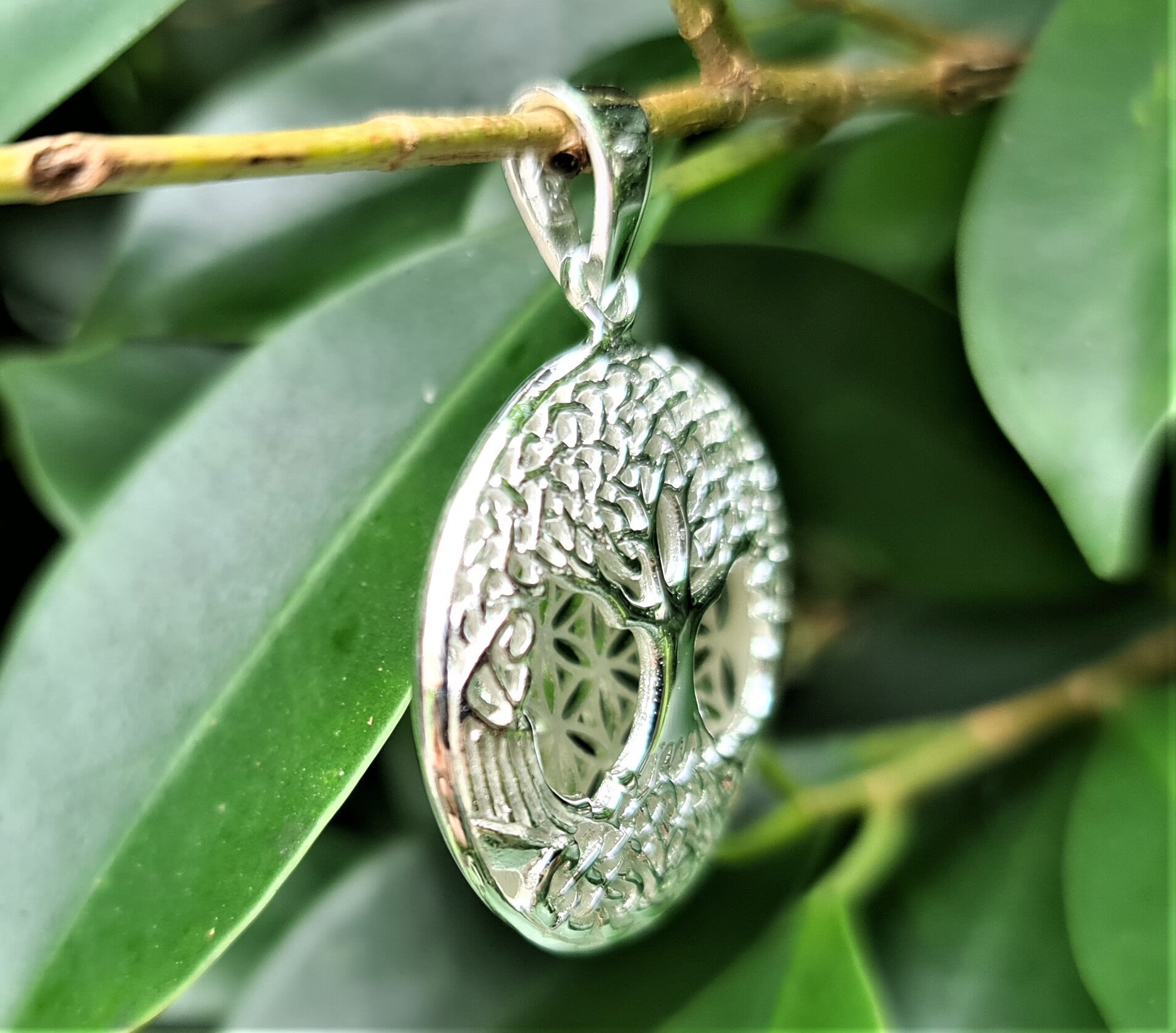 Silvershake Triquetra Celtic Knot Pendant - 925 Sterling Silver With Nano Green Emerald