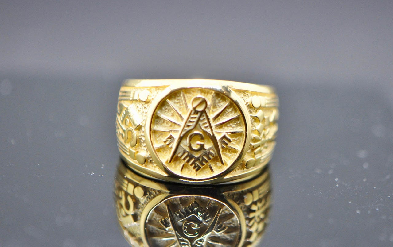 At Auction: 10K Gold Mens Masonic Ring