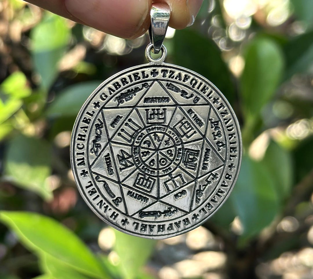 Pendentif ésotérique Vintage – Main De Gloire, Symbole Mystique, Argenté, Pièce Unique D'occasion