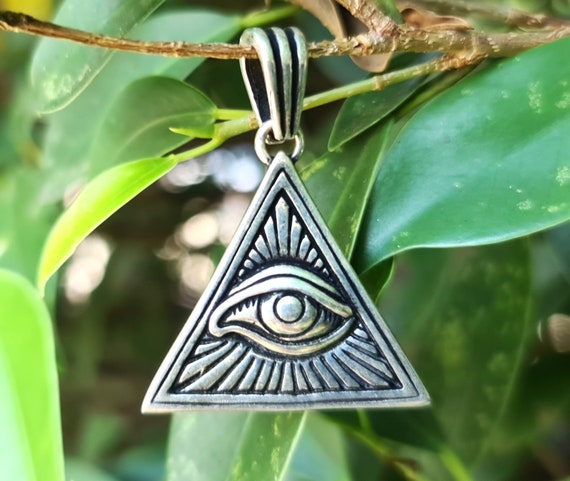 Collana con ciondolo a piramide massonica con occhio della Collana con ciondolo a piramide massonica con occhio della