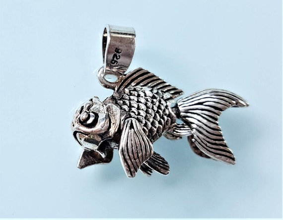 金魚モチーフのペンダント 925スターリングシルバー製 可動式ヒレ付き 