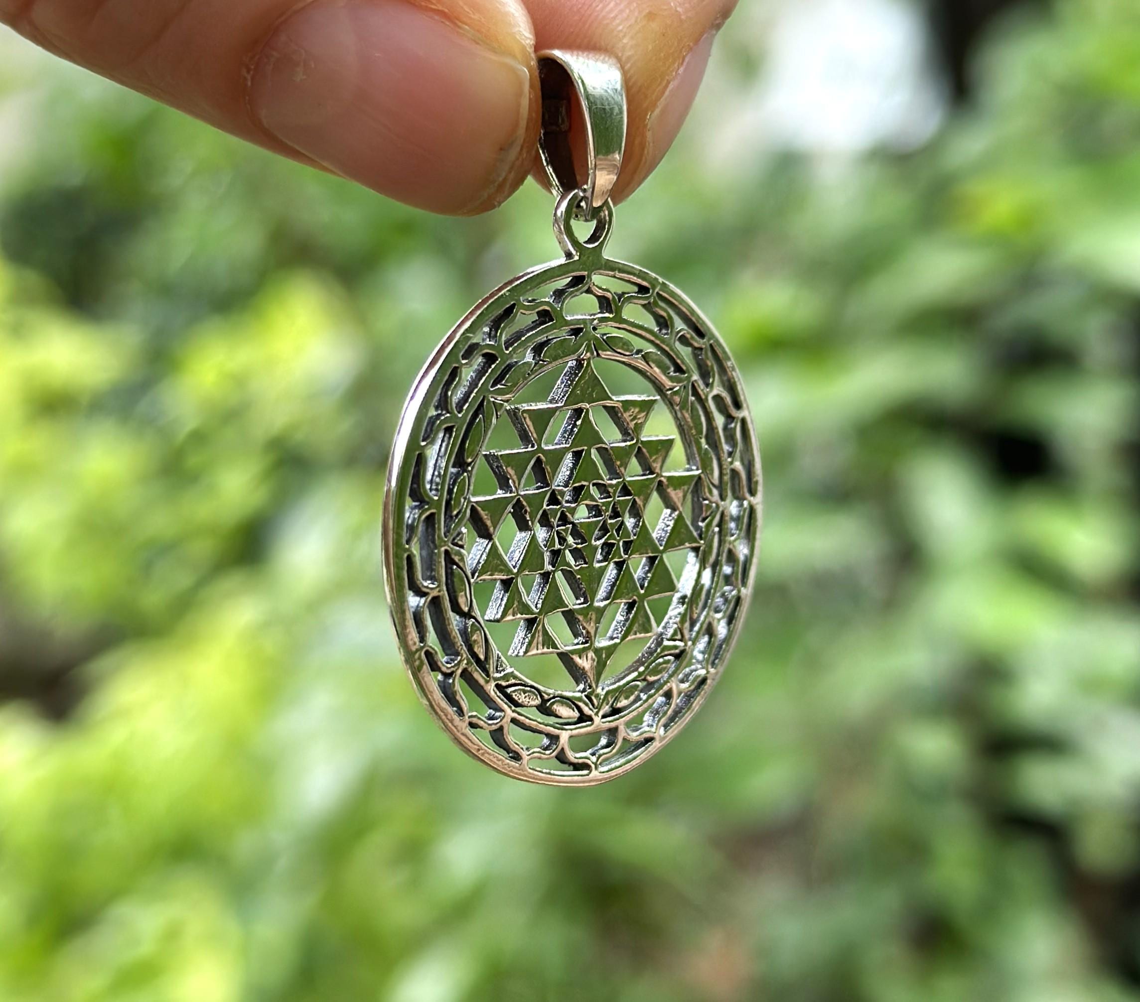 Collier Sri Yantra Symbole de paix et de prospérité... - Catalogue Produits Naturellement Bien