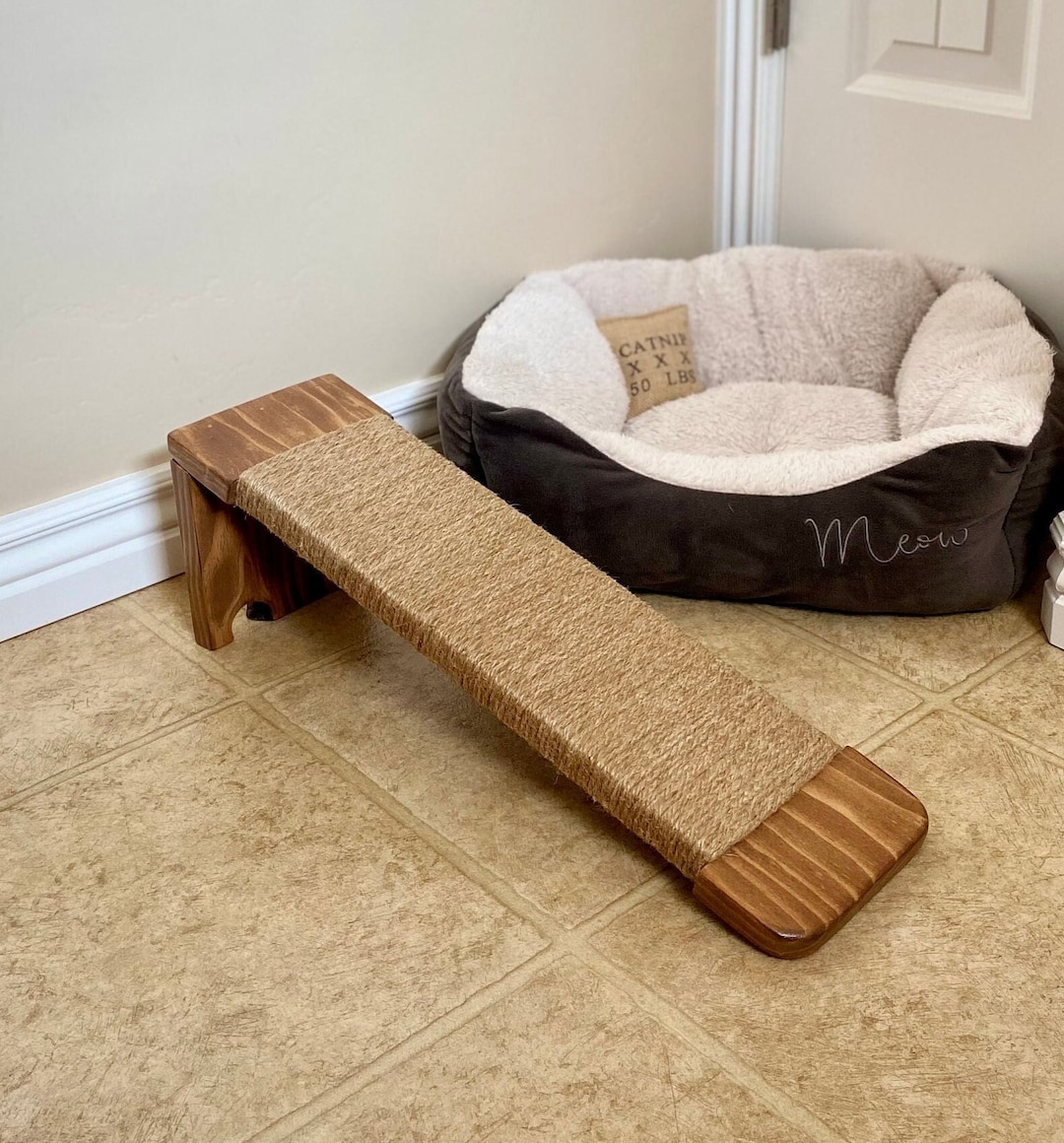 Medium Early American Jute Rope Cat Scratcher, Angled Floor Cat