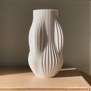 3D Printed Parametric Minimalist Vase "Curvy Lady"