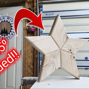 Può includere: Una grande stella di legno con un design a 5 punte. La stella è realizzata in legno chiaro e ha una finitura naturale. La stella è appoggiata su una superficie bianca. Il testo "Only 45° Needed!!" è visibile nell'immagine.
