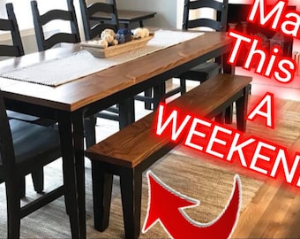 Puede incluir: Una mesa de comedor de madera con sillas negras y un banco a juego. La mesa tiene un acabado de madera natural y las sillas y el banco están pintados de negro. El texto "Make This In A Weekend!" está superpuesto en la imagen.