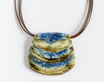 Keramik Muschel Anhänger in blau und grün / handgemachte Anhänger / Keramik Anhänger Halskette / handgemachte Schmuck / Keramik Schmuck / schöne Anhänger