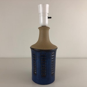 マリア・フィリッピがデンマークのソーホルムのために 1965 年に製作した美しいストーンウェア テーブル ランプ モデル 1097、ミッド センチュリー モダン デザイン