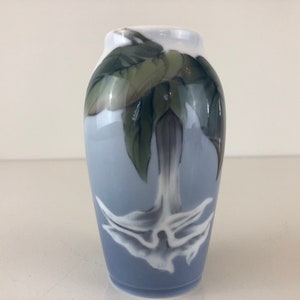 Small porcelain Royal Copenhagen vase. Denmark 1960s, Mid Century Modern Design.