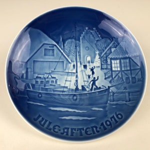 1976 Bing and Grøndahl porcelain Christmas Plate. Theme: 1976 - Gensynet juleaften / Christmas welcome. Denmark 1976