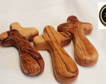 Conjunto de tres piezas. Cruces de genuina madera de olivo hechas en tierra santa. Un objeto artesanal para atesorar