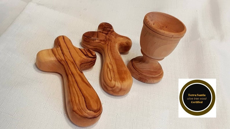 Conjunto de tres piezas en madera de olivo, dos cruces y un porta velas de tamaño pequeño realizados artesanalmente en Tierra Santa imagen 1