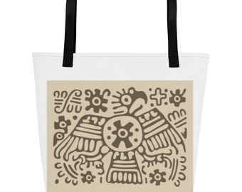 Bolsa de tela grande, fondo blanco. Diseño de arte precolombino, en tonos tierra y beige. Original asas negras/amarillas y bolsillo interior