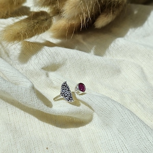 925 Sterling Silver Open Band Ring with Ruby Gemstone – Adjustable Vintage Style Statement Ring – Handmade Boho Minimal Jewelry Gift
