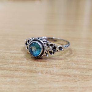 Sibirisk blå kvartsring, naturlig ädelsten, handgjord, 925 sterlingsilverring, designerring, ring för kvinnor, bohemisk ring, presenter till henne