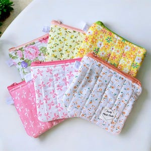 Cartera acolchada con llavero de 12,7 x 12,7 cm para guardar artículos esenciales para llevar