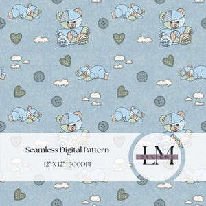 Op de afbeelding: Naadloos digitaal patroon op een lichtblauwe achtergrond met herhaalde illustraties van patchwork teddyberen, slapende teddyberen, grijze knopen, witte wolken en olijfgroene harten. Het patroon is 30,48 cm x 30,48 cm en 300 DPI.