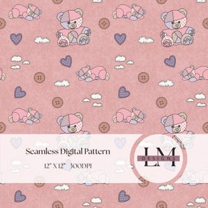 Op de afbeelding: Naadloos digitaal patroon met herhaalde illustraties van patchwork teddyberen, harten, wolken en knopen op een roze achtergrond. Het patroon is 30,48 cm x 30,48 cm en 300 DPI. De beren zijn roze, paars en bruin.