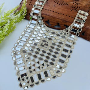 Aplique de escote con espejo dorado: Escote indio hecho a mano para vestidos y caftanes