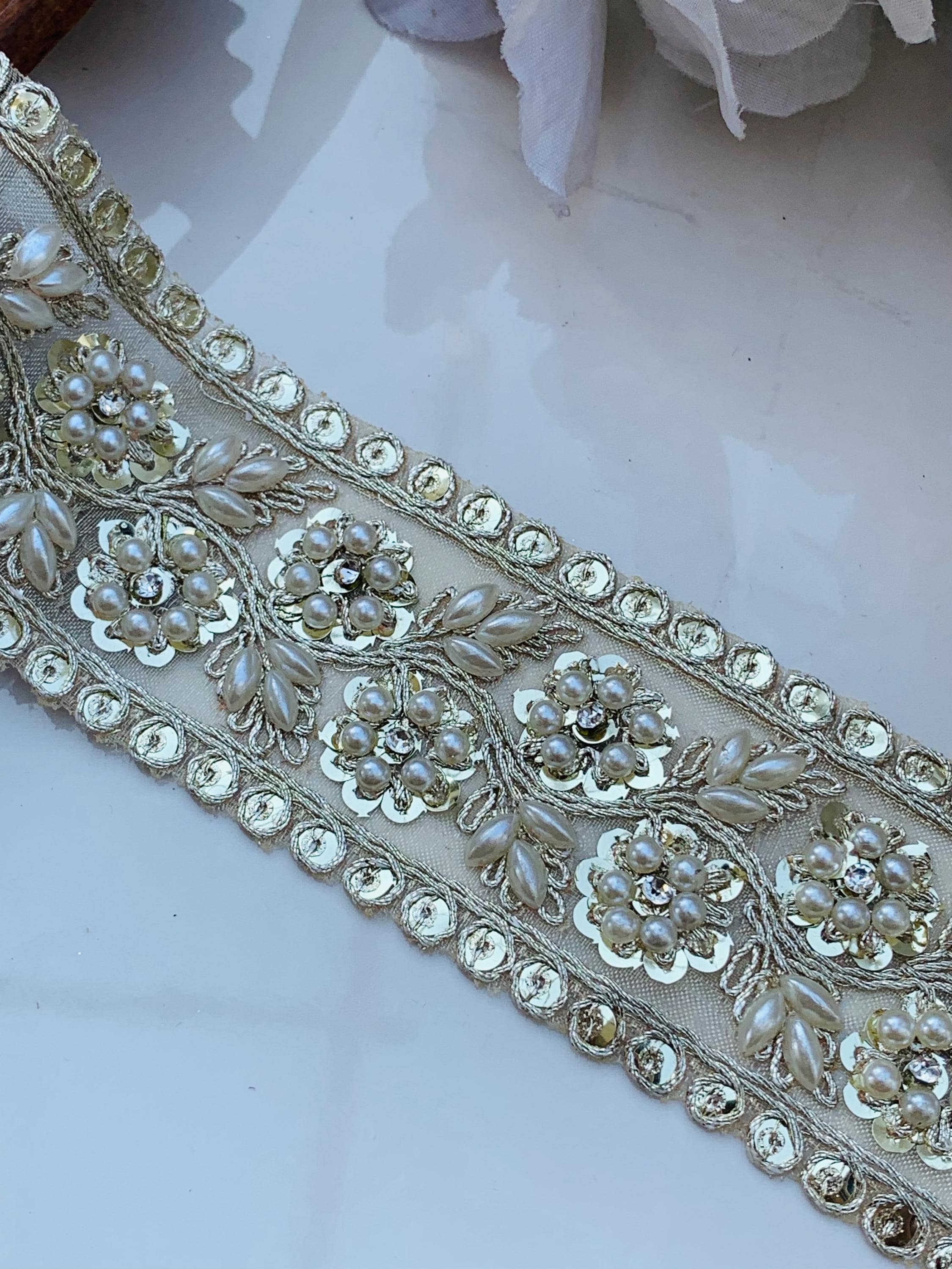 1ヤードジルコン - パール装飾ゴールドトリム、インドの花のザリ刺繍パールザルドジサリーボーダーレース、幅5インチCM