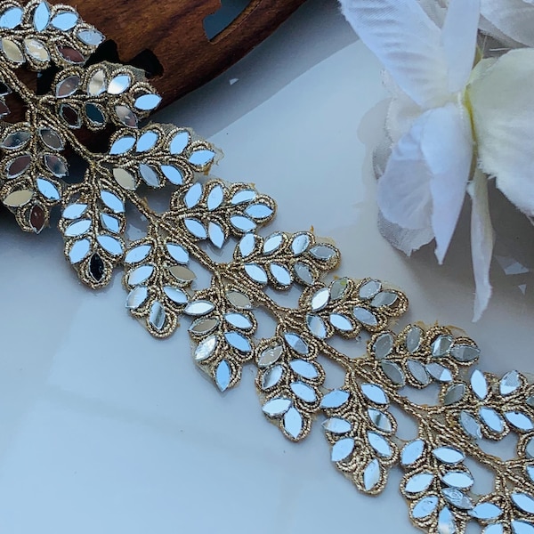 Acabamento em sari com recorte em espelho dourado: borda de costura indiana, renda dupatta