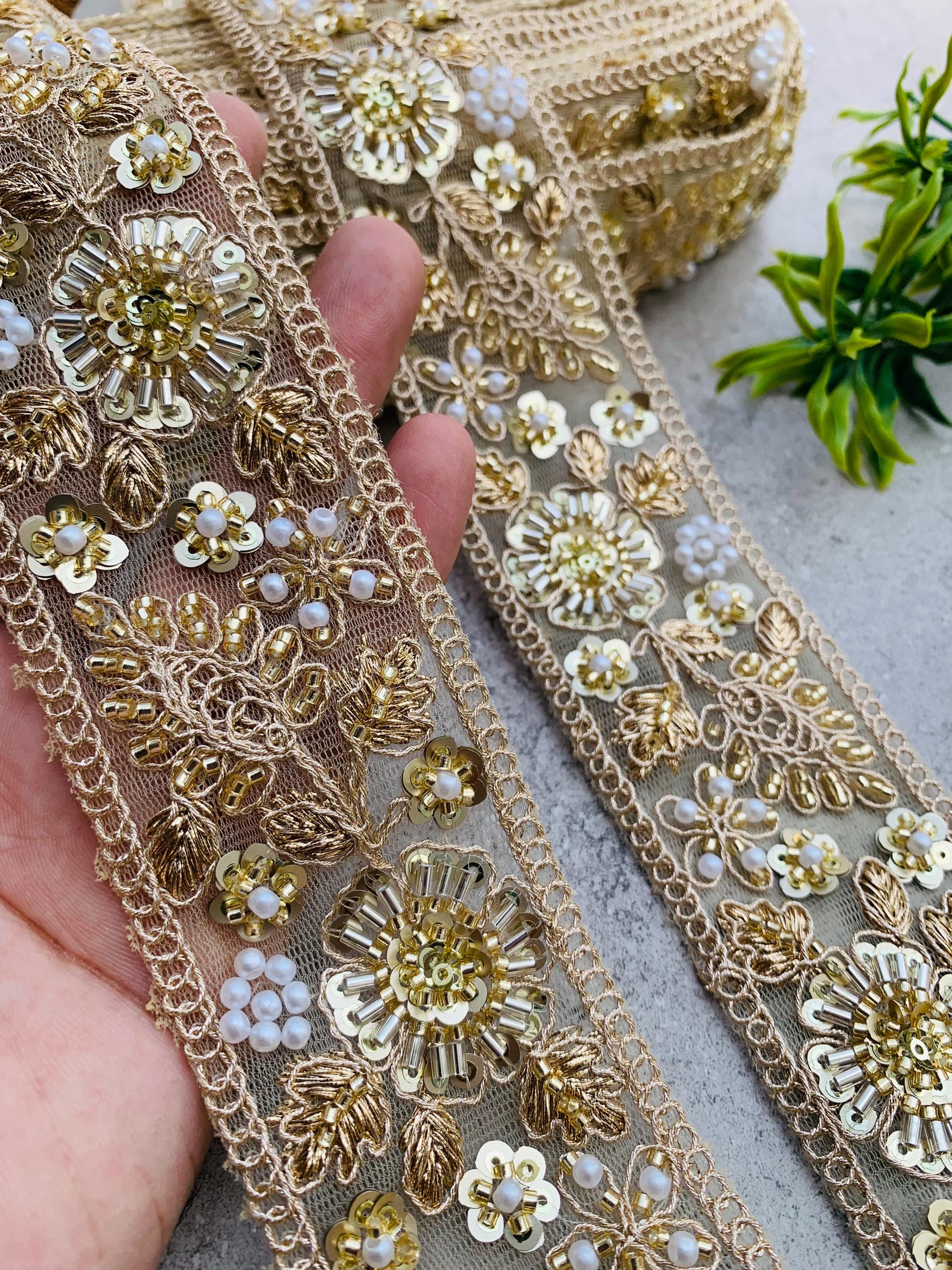 重厚な刺繍が施された古いサリー クルタで手作りされた伝統的 重厚な刺繍が施された古いサリー クルタで手作りされた伝統的