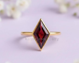 Anillo de granate rojo rombo en oro de 14 quilates, anillo de compromiso con granate de corte rombo, anillo minimalista con forma de cometa para ella, joyería con piedra de nacimiento de enero.