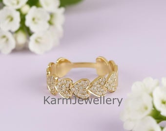 Alliance coeur en or jaune 18 carats pavée de moissanite