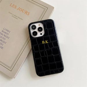 Capa de couro com nome personalizado para iPhone 16 15 14 13 12 11 Pro XS Max X XR 6 7 8 Plus Capa de crocodilo de luxo com iniciais em relevo ideias para presentes
