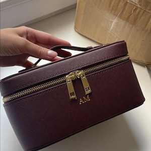 Sac de vanité en cuir Saffiano personnalisé - Sac de maquillage de voyage Monogram personnalisé - Pochette cosmétique quotidienne - Cadeaux de mariée et de demoiselle d’honneur
