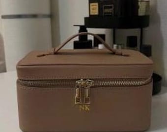 Trousse de toilette personnalisée en cuir Saffiano - Trousse de maquillage de voyage monogrammée - Trousse de toilette quotidienne - Cadeaux pour mariées et demoiselles d'honneur