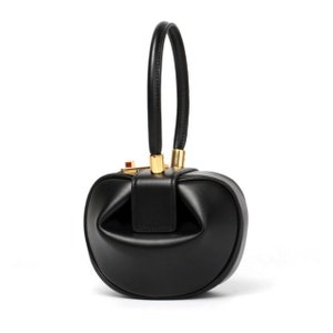 K&ouml;nnte beinhalten: Eine schwarze Ledertasche mit abgerundeter Form und einem goldenen Henkel.
