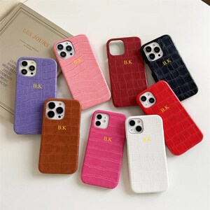 Capa de couro com nome personalizado para iPhone 16 15 14 13 12 11 Pro XS Max X XR 6 7 8 Plus Capa de crocodilo de luxo com iniciais em relevo ideias para presentes