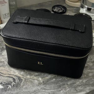 Gepersonaliseerde Saffiano lederen make-up tas - Aangepaste monogram reismake-up tas - Dagelijks cosmetisch zakje - Bruids- en bruidsmeisjesgeschenken