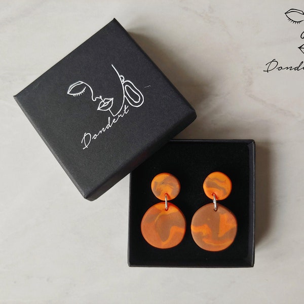 boucles d’oreilles en argile polymère, pendentifs • tourbillon orange/caramel • look années 70 • fait main et unique