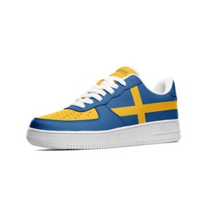 Skor med Sveriges flagga | Sverige-present till henne och honom