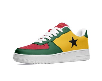 Zapatillas con la bandera de Ghana: rojas, doradas y verdes.