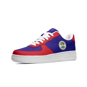 Pode incluir: Tênis baixos brancos, vermelhos e azuis com um design de bandeira de Belize. Os tênis têm uma sola branca, uma ponta vermelha e uma parte superior azul com o brasão de armas de Belize.